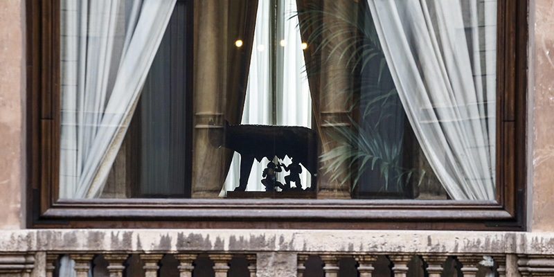 La finestra della Sala della Lupa di Montecitorio dove sono riunite le delegazioni dei partiti di maggioranza e che cercheranno di trovare un accordo politico per uscire dalla crisi, 31 gennaio 2021 (EPA/FABIO FRUSTACI / POOL)
