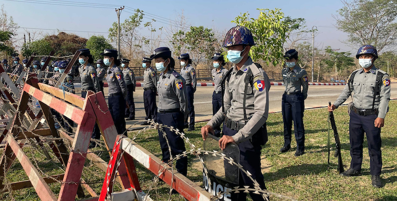 Polizia a difesa del parlamento del paese prima del colpo di stato, il 29 gennaio (AP Photo/Aung Shine Oo)
