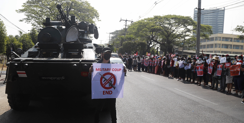 Un manifestante davanti a un carro armato a Yangon, Myanmar, il 15 febbraio (AP Photo)