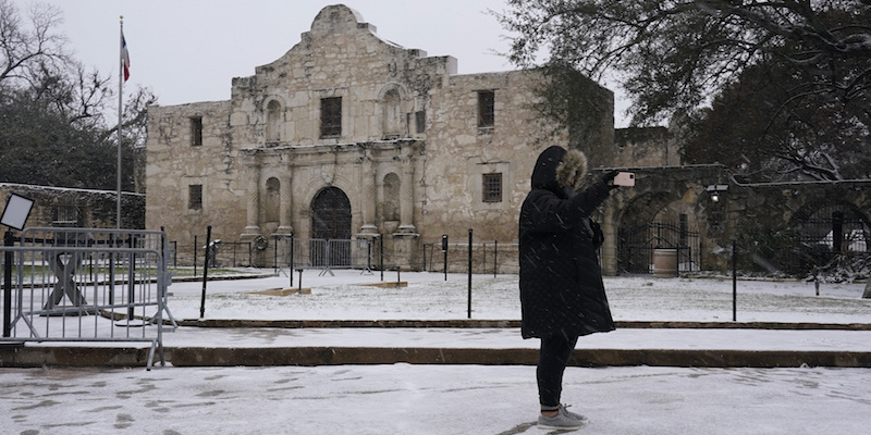 Durante una nevicata davanti all'Alamo, la missione coloniale spagnola nel centro storico di San Antonio, in Texas, il 18 febbraio 2021 (AP Photo/Eric Gay, La Presse)