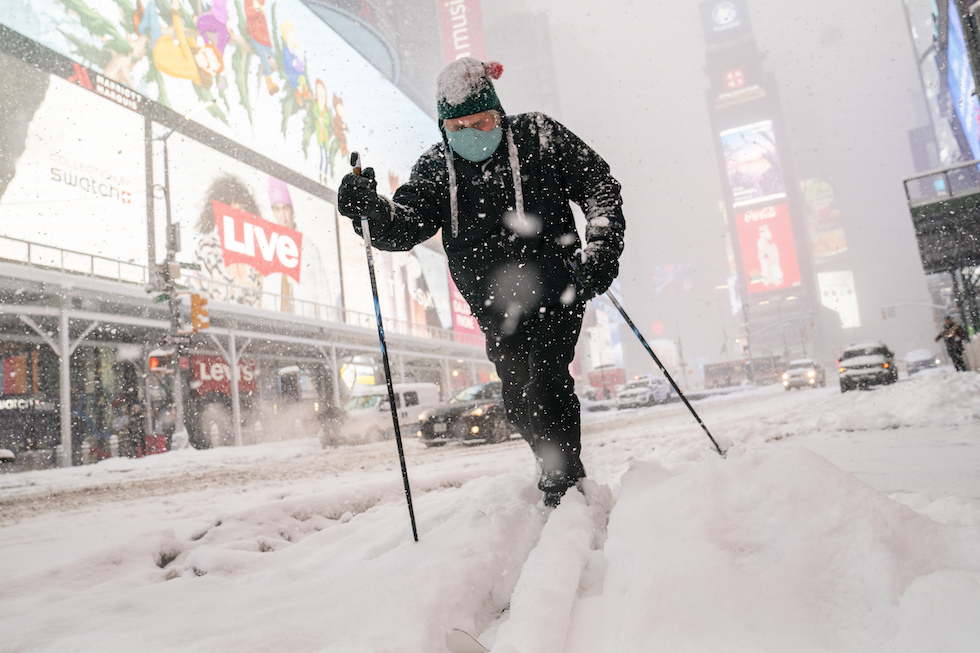 Le foto della tempesta di neve a New York Il Post