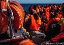 La nave Ocean Viking della ong SOS Mediterranée ha ottenuto l'autorizzazione per far sbarcare in Sicilia 422 migranti salvati in mare