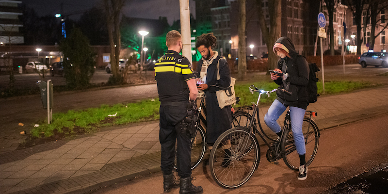 Controlli della polizia ad Amsterdam (Photo by Sabine van Wechem/Getty Images)