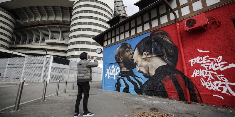 Il nuovo murale all'esterno dello stadio Giuseppe Meazza di Milano (AP Photo/Luca Bruno)