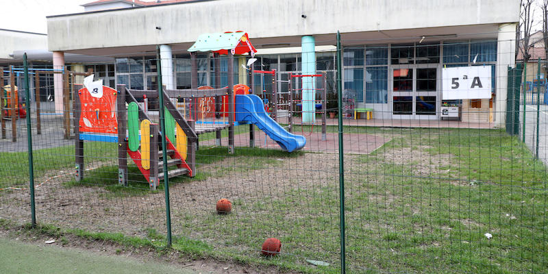 La scuola dell'infanzia Munari di Ospiate, una frazione di Bollate, chiusa a causa dei casi di infezione da coronavirus, il 12 Febbraio 2021 (ANSA / MATTEO BAZZI)