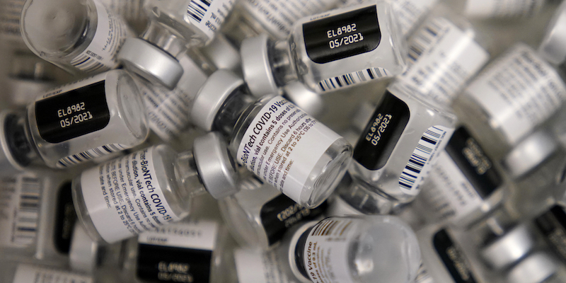 Flaconcini usati del vaccino Pfizer-BioNTech negli Stati Uniti (AP Photo/John Locher)
