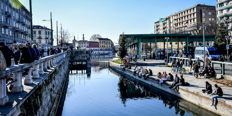 Controlli e ingressi contingentati su Navigli e Darsena per controllare l’afflusso di persone (Claudio Furlan/LaPresse)