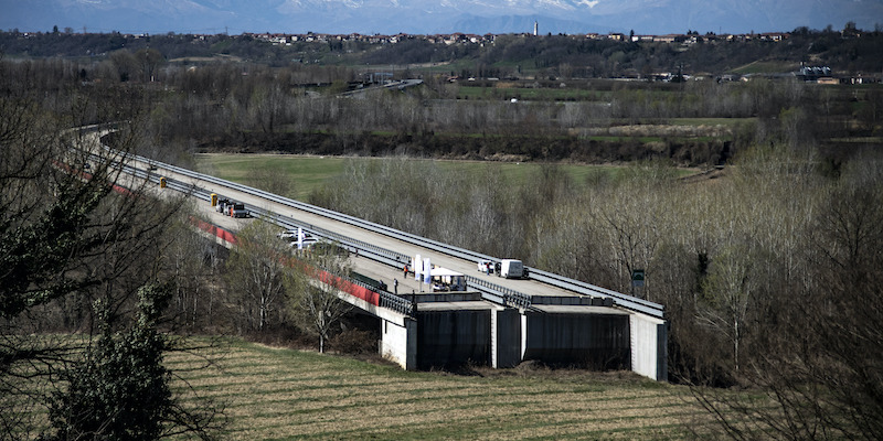 L'interruzione della Asti-Cuneo all'altezza di Cherasco (LaPresse/Marco Alpozzi)