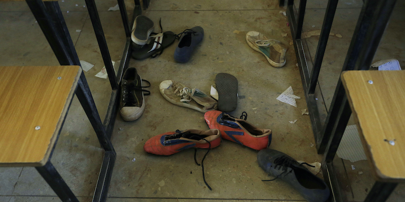 Le scarpe degli studenti rapiti a dicembre 2020 da un collegio a Kankara, in Nigeria, tra i banchi di una classe (AP Photo/Sunday Alamba, LaPresse)