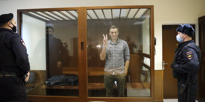 Alexei Navalny in una cella di un tribunale a Mosca, in Russia, il 20 febbraio scorso (AP Photo/Alexander Zemlianichenko)