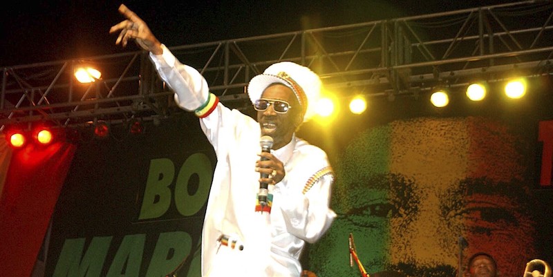 Bunny Wailer canta "One Love" in un concerto del 2005 per celebrare il 60esimo compleanno di Bob Marley a Kingston, in Jamaica (AP Photo/Collin Reid, File, LaPresse)