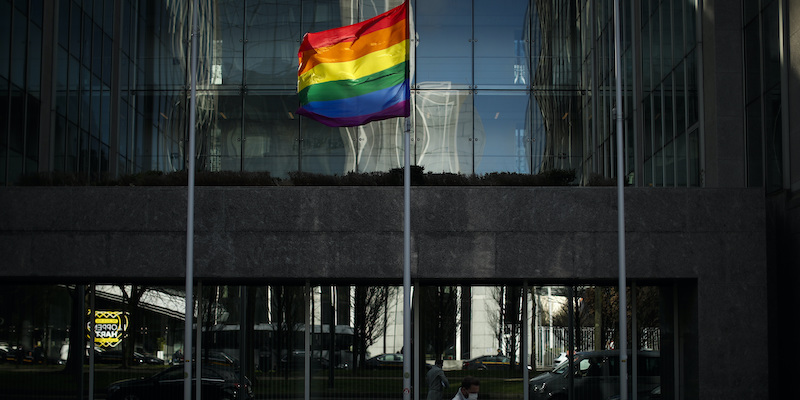 Una bandiera arcobaleno nel centro di Bruxelles (AP Photo/Francisco Seco, LaPresse)