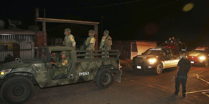 Forze dell'ordine pesantemente armate si dirigono nella zona dove è avvenuto l'attacco in cui sono stati uccisi gli agenti a Coatepec Harinas, in Messico (AP Photo/Marco Ugarte)