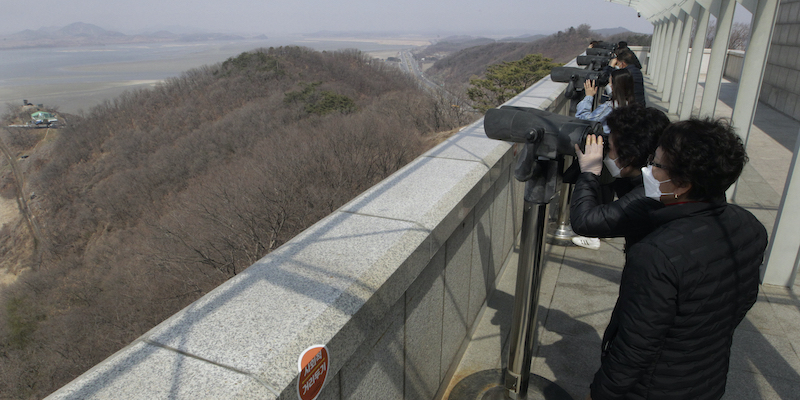 Alcune persone guardano il territorio della Corea del Nord dalla città di Paju, che si trova in Corea del Sud, molto vicina al confine (AP Photo/Ahn Young-joon)