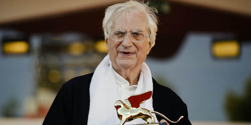 Bertrand Tavernier con il Leone d'oro alla carriera ricevuto alla 72esima edizione della Mostra del Cinema di Venezia (AP Photo/Andrew Medichini)