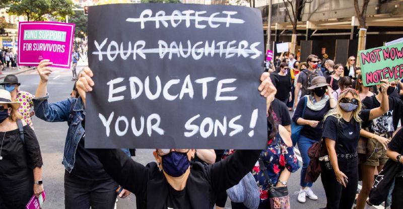 Proteste a Sydney, in Australia, lo scorso 15 marzo. Il cartello dice: "Proteggete le vostre figlie Educate i vostri figli". (Jenny Evans/ Getty Images)