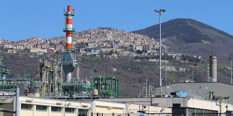 Il centro Olio Val d'Agri di Eni, a Viggiano, in provincia di Potenza (ANSA/TONY VECE)