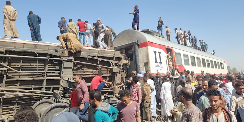 I due treni che si sono scontrati nei pressi della città di Sohag, in Egitto, il 26 marzo 2021 (Mahmoud Maqboul/dpa/Ansa)
