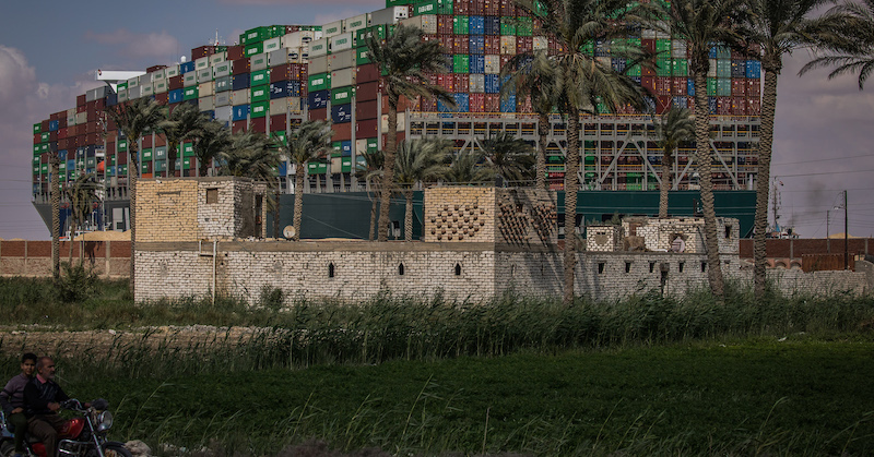 La Ever Given vista dalla sponda del canale di Suez. (Samuel Mohsen/dpa)
