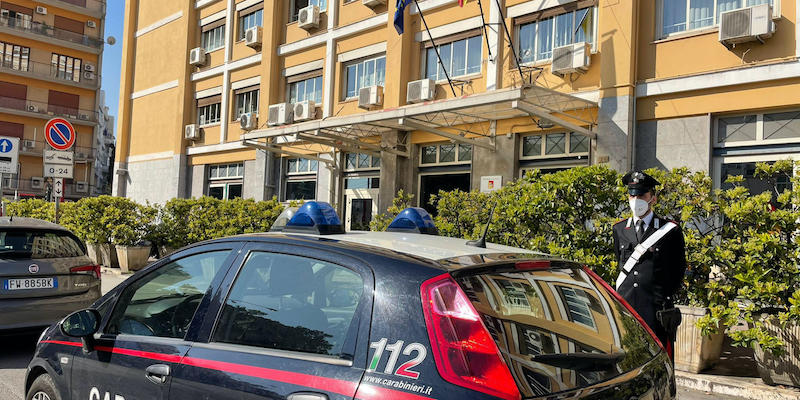 I carabinieri all'esterno dell'assessorato Regionale alla Salute della Sicilia a Palermo
(ANSA)