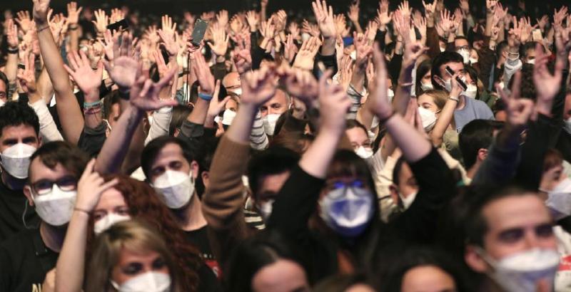 Pubblico durante il concerto dei Love of Lesbian a Barcellona, in Spagna, sabato 27 marzo a Barcellona (EPA/ Alejandro Garcia via ANSA)