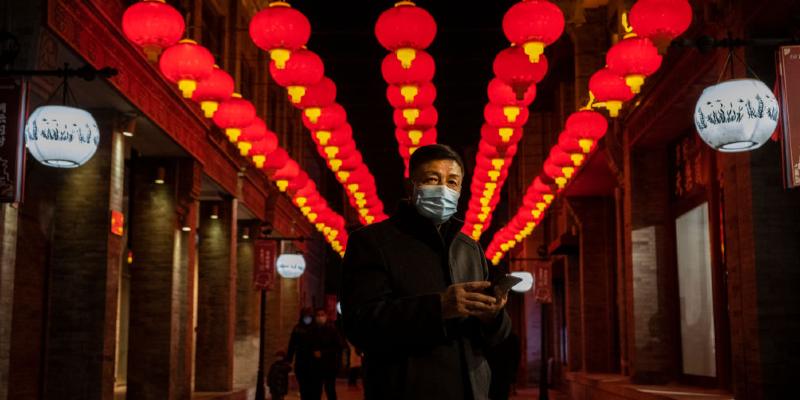 Un uomo durante le feste per il capodanno lunare a Pechino, in Cina. 16 febbraio 2021. (Kevin Frayer/ Getty Images)