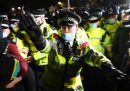 Le violenze della polizia di Londra durante la veglia per Sarah Everard