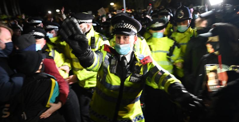 Agenti della polizia metropolitana di Londra cercano di contenere la veglia di sabato 13 marzo a Clapham Common, nel sud di Londra (Leon Neal/Getty Images)