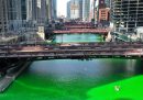 Per San Patrizio il fiume di Chicago è stato tinto di nuovo di verde, dopo un anno di pausa