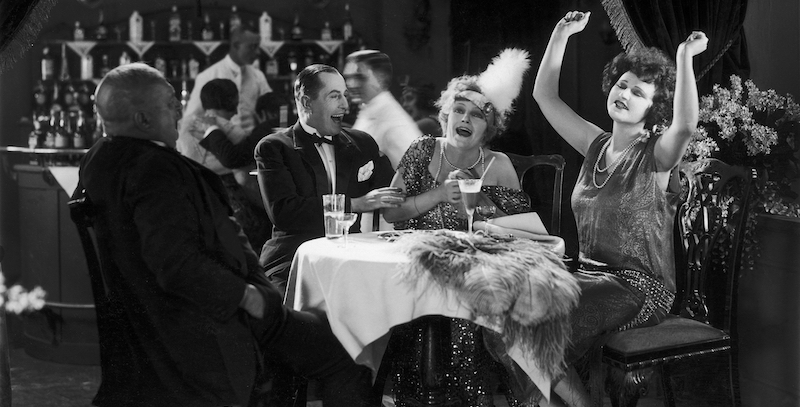 Hanni Weisse, Maly Delschaft e Brunn Kashmar sul set del film tedesco del 1925 “'Die Drei Portiermadels”. (Hulton Archive/Getty Images)