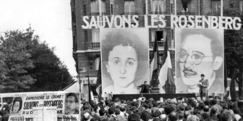 Una manifestazione a Parigi per difendere Julius ed Ethel Rosenberg, il 18 giugno 1953 (Keystone/Getty Images)