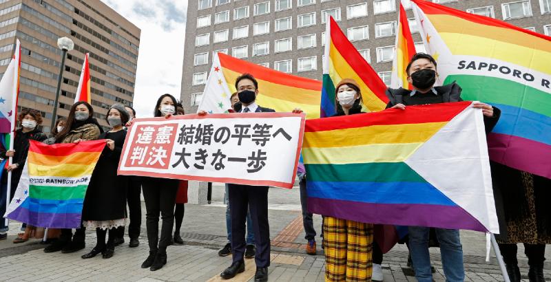 Sostenitori delle coppie coinvolte nella causa fuori dal tribunale di Sapporo, in Giappone, 17 marzo 2021 (Yohei Fukai/ Kyodo News via AP)