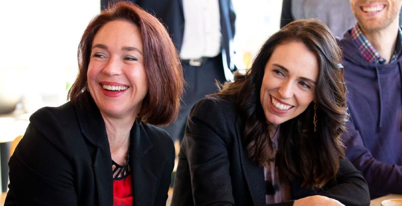 La parlamentare laburista Ginny Andersen (sinistra) e la prima ministra neozelandese Jacinda Ardern (Hagen Hopkins/ Getty Images)