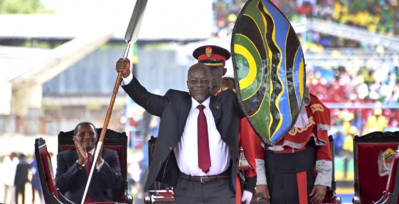 John Magufuli regge una lancia e uno scudo cerimoniali durante l'inaugurazione allo stadio Uhuru di Dar es Salaam, in Tanzania, nel 2015. (AP Photo/ Khalfan Said, File)