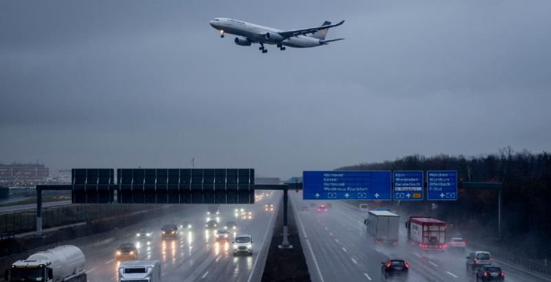 Un aereo di Lufthansa in avvicinamento all'aeroporto di Francoforte, in Germania, lo scorso 3 febbraio. (AP Photo/ Michael Probst)
