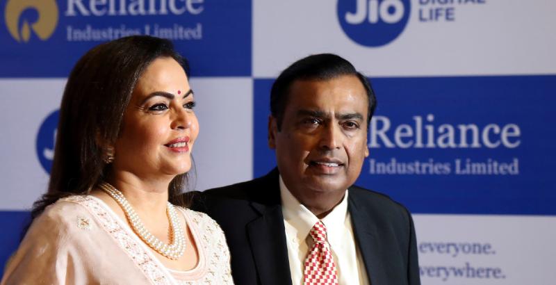 Mukesh Ambani e la moglie Neeta all'assemblea della Reliance Industries Limited a Mumbai, India, il 12 agosto 2019. (AP Photo/ Rajanish Kakade)