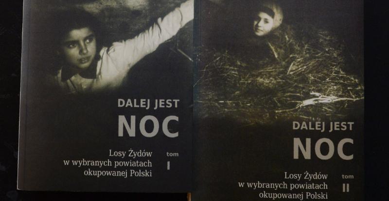 I due libri dello studio degli accademici Jan Grabowski e Barbara Engelking, "Dalej jest noc" (in italiano “Notte senza fine”), fotografati all'Istituto storico ebraico di Varsavia, in Polonia. (AP Photo/ Czarek Sokolowski) 