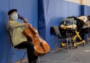 L'esibizione del violoncellista Yo-Yo Ma in un centro vaccinale del Massachusetts