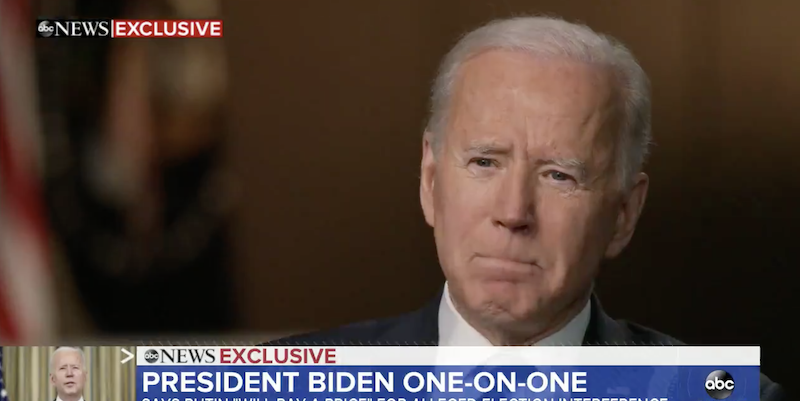 Un fermo immagine dell'intervista di Joe Biden alla ABC