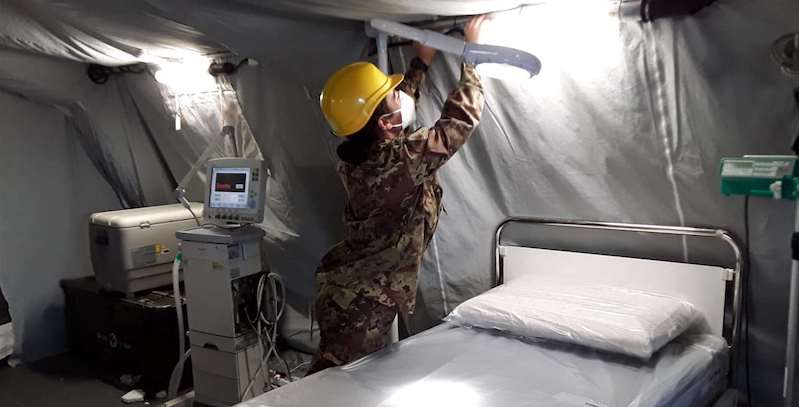 L'allestimento dell'ospedale da campo a Perugia (Foto azienda ospedaliera di Perugia)