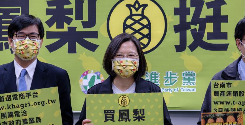 La presidente di Taiwan Tsai Ing-wen durante una conferenza stampa per incoraggiare il consumo di ananas a Taipei, 3 marzo 2021 (Walid Berrazeg/ SOPA Images via ZUMA Wire/ ANSA)