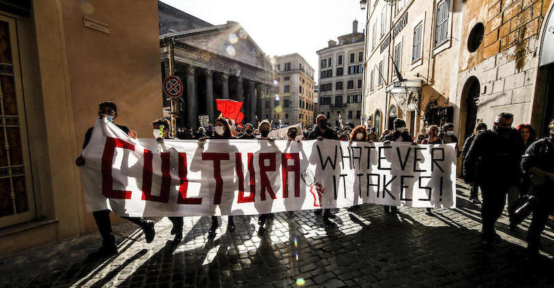 Una manifestazione a Roma per chiedere al governo maggiori aiuti per il mondo della cultura, il 23 febbraio 2021 (ANSA/FABIO FRUSTACI)