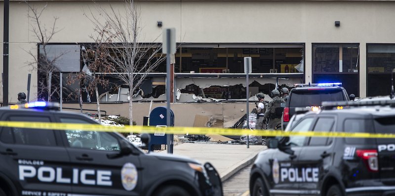 Il supermercato di Boulder, in Colorado, dove sono state uccise 10 persone nel corso di un attacco armato (Chet Strange/Getty Images)