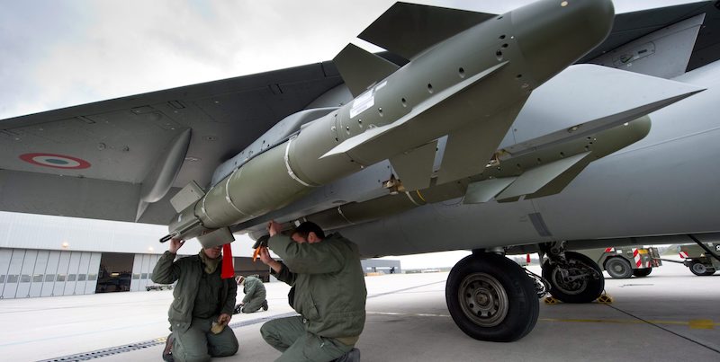 Militari francesi controllano i missili di un aereo nella base di Saint-Dizier, in Francia, prima di un'azione militare in Libia, nel 2011 (ANSA/EPA/SEBASTIEN DUPONT / FRENCH MINISTRY OF DEFENCE)
