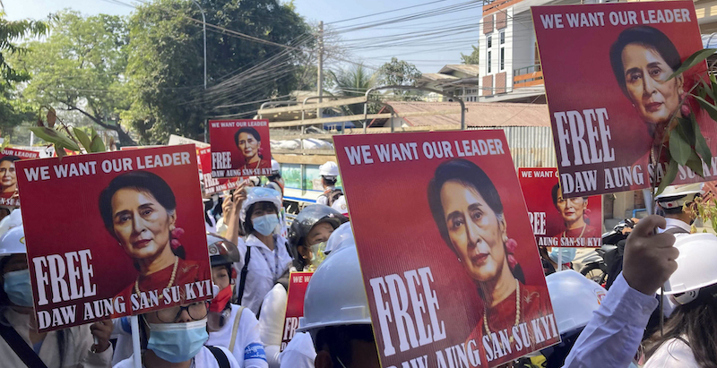 Una manifestazione per la liberazione di Aung San Suu Kyi, a Mandalay, in Myanmar. (AP Photo)