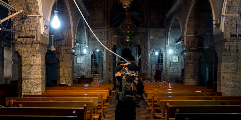 Un miliziano nella chiesa Mar Shimoni di Bartella subito dopo la liberazione dallo Stato Islamico, nel 2016 (Chris McGrath/Getty Images)