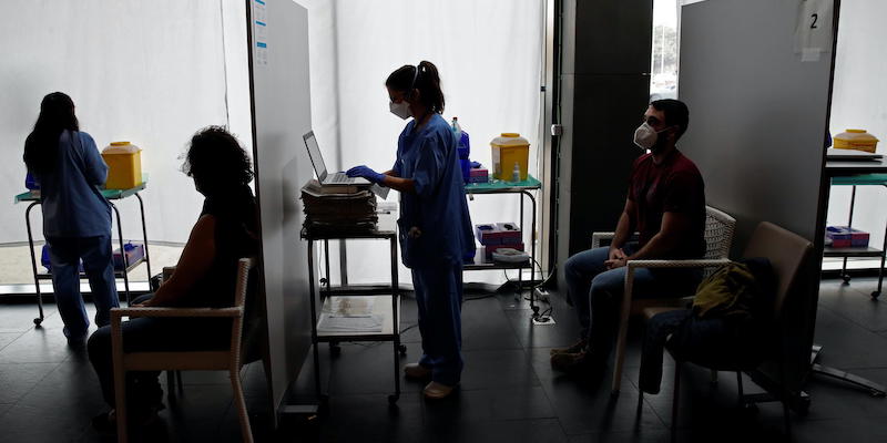 Due paramedici che stanno per vaccinare due pazienti a Barcellona (EPA/TONI ALBIR/ANSA)