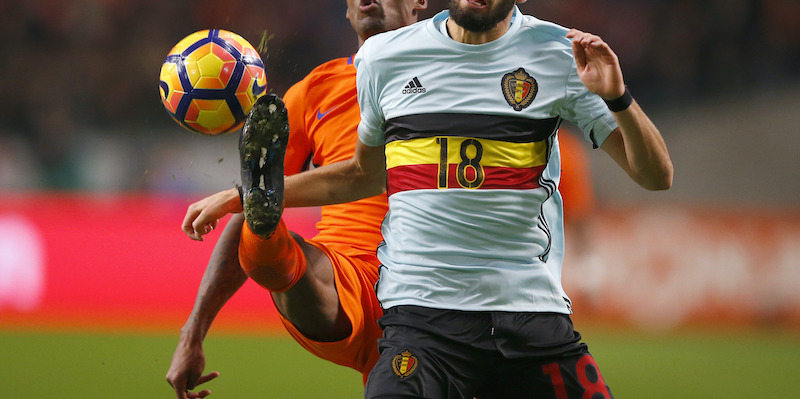 Georginio Wijnaldum e Yannick Carrasco nell'amichevole tra Olanda e Belgio giocata nel 2016 (AP Photo/Peter Dejong)