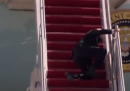 Il video di Joe Biden che scivola per tre volte sulla scala dell'Air Force One