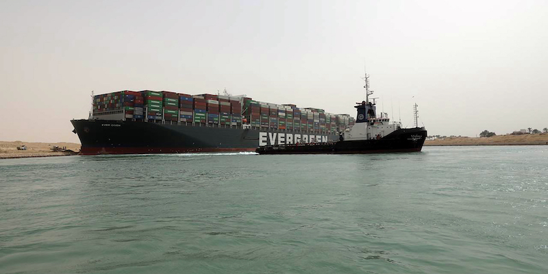 La nava Ever Given incagliata nel canale di Suez (Suez Canal Authority via AP)